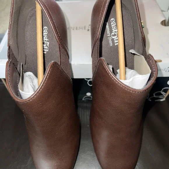 Casual Charm. Brand new, in box, East5th Chocolate ankle boot, 8.5M. Memory Foam - Picture 6 of 11